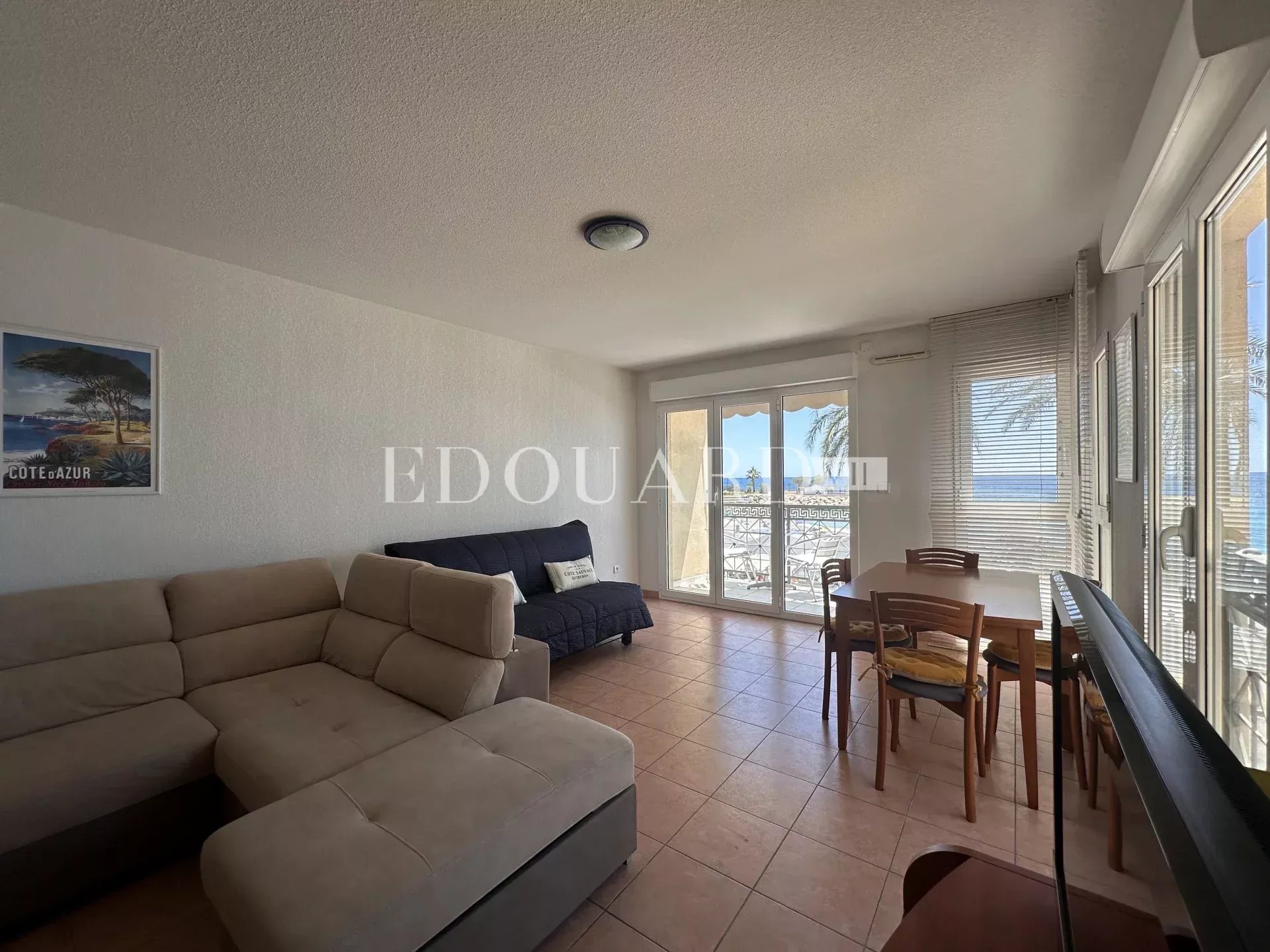 En exclusivité deux pièces à vendre avec terrasse et splendide vue mer, dans immeuble face aux plages