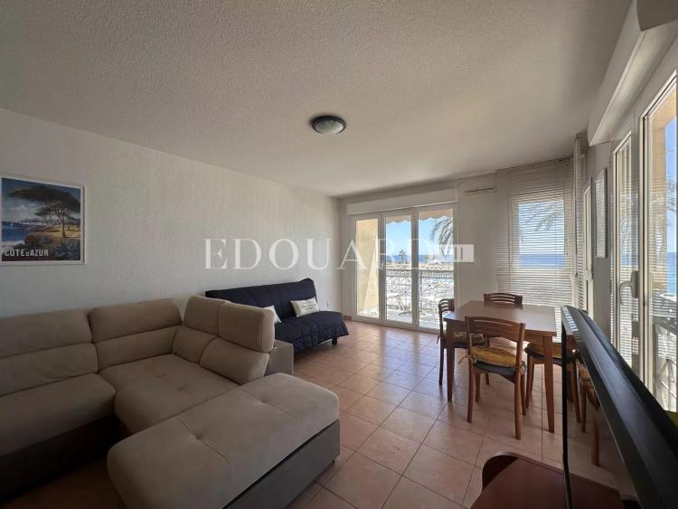 En exclusivité deux pièces à vendre avec terrasse et splendide vue mer, dans immeuble face aux plages