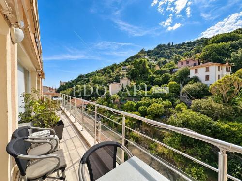 En exclusivité quatre pièces avec terrasse et parking, sur l'entier avant dernier étage d’un immeuble récent