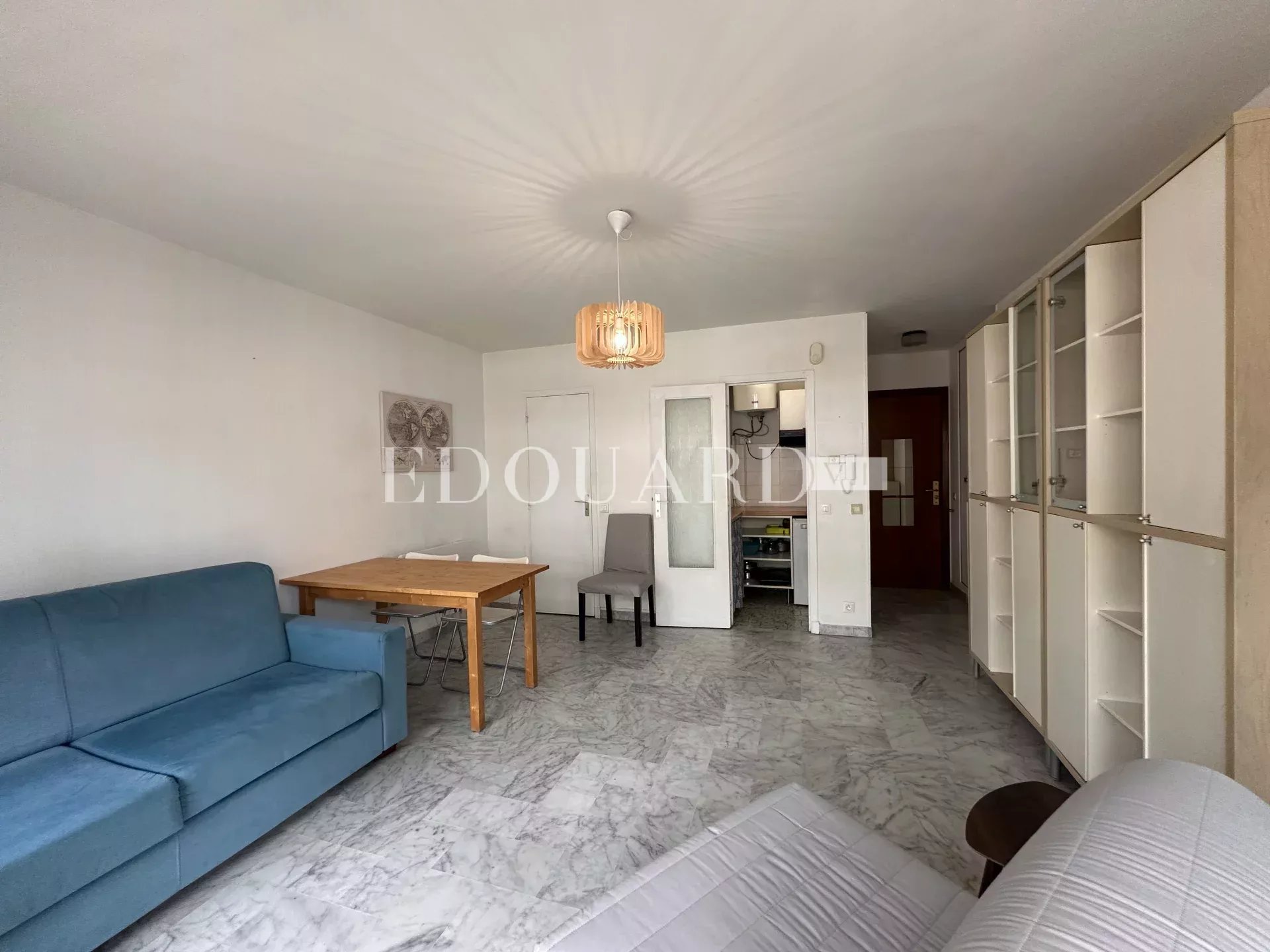 En exclusivité studio avec balcon, au quatrième étage d'un immeuble de standing avec conciergerie