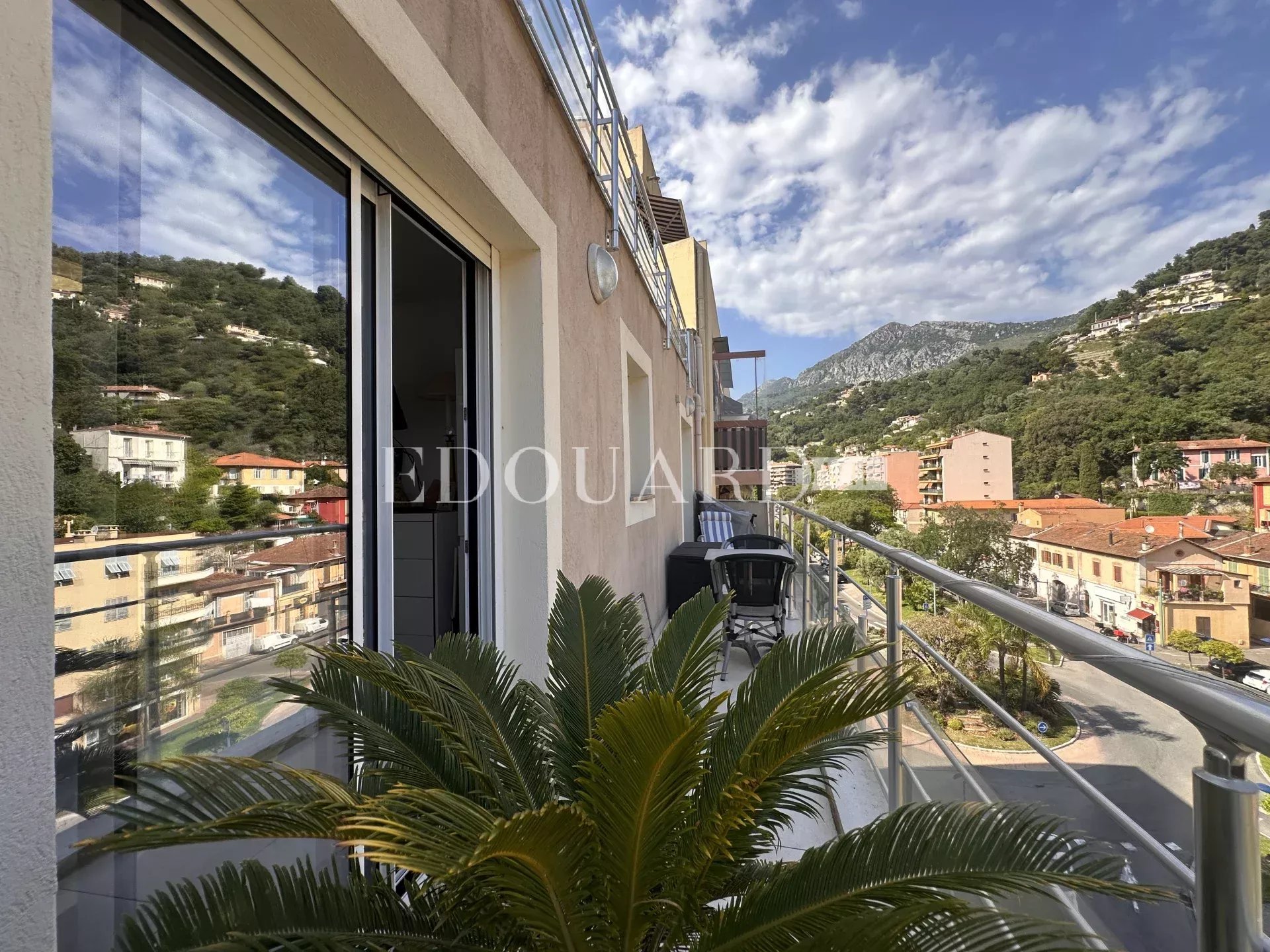 En exclusivité quatre pièces avec terrasse et parking, sur l'entier avant dernier étage d’un immeuble récent