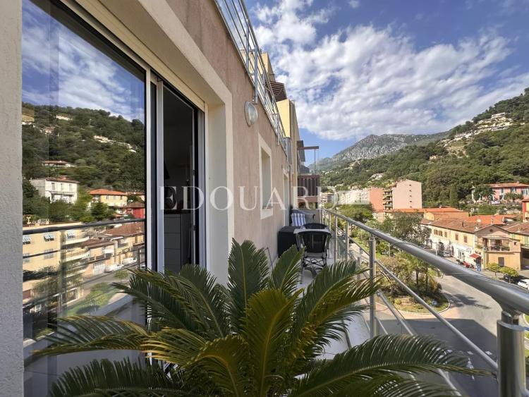 En exclusivité quatre pièces avec terrasse et parking, sur l'entier avant dernier étage d’un immeuble récent