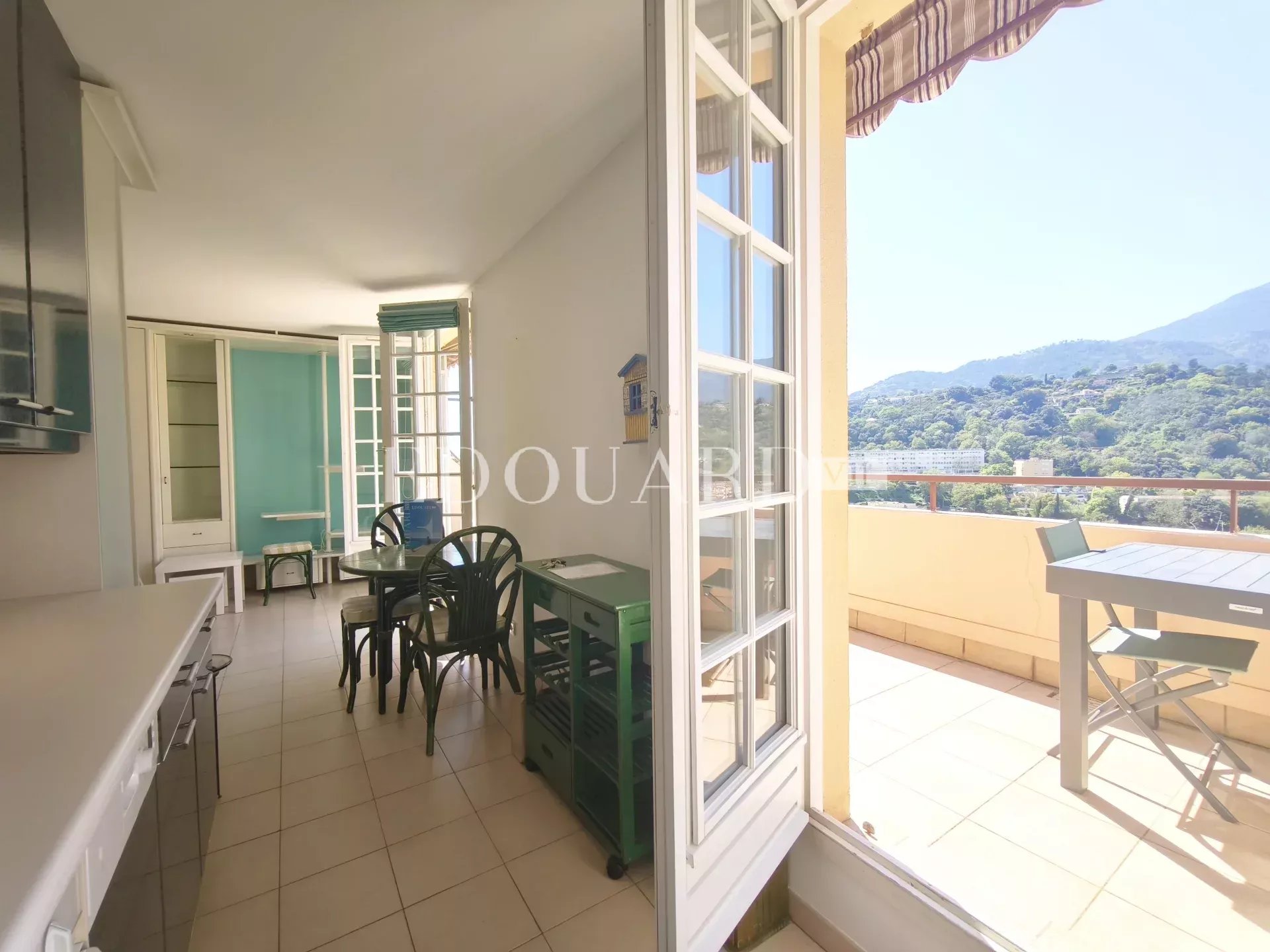 Dans le quartier du Riviera, à vendre grand studio en dernier étage avec terrasse, cave et garage