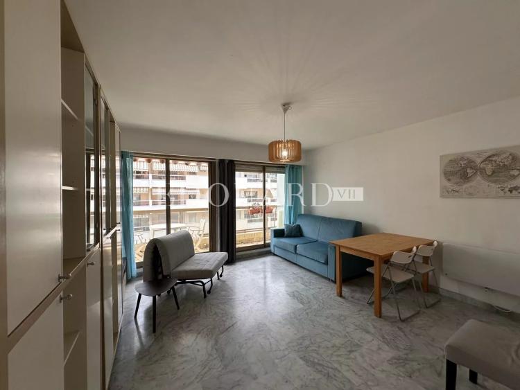 En exclusivité studio avec balcon, au quatrième étage d'un immeuble de standing avec conciergerie