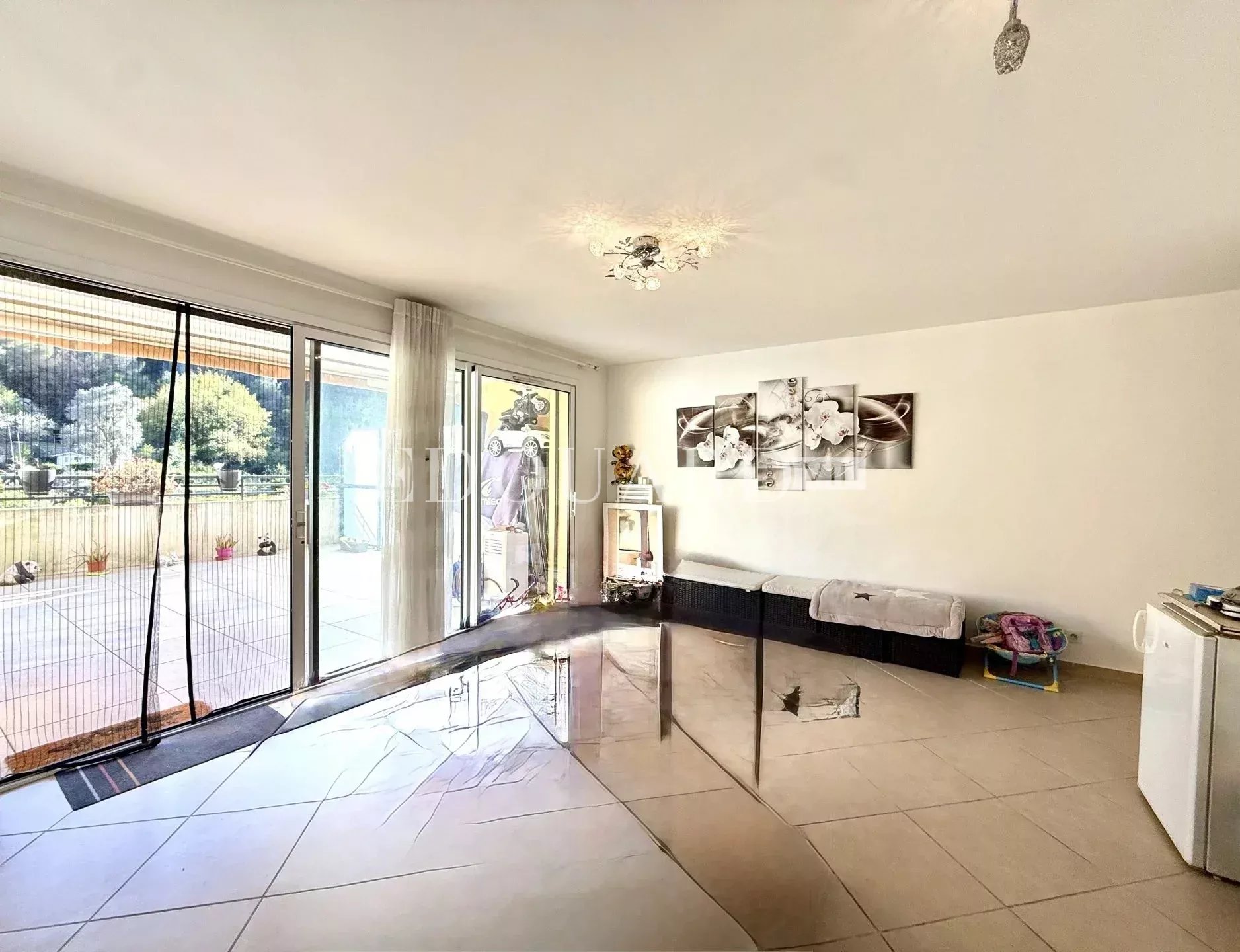 Sur la commune de Gorbio, deux pièces avec grande terrasse dans immeuble moderne avec piscine
