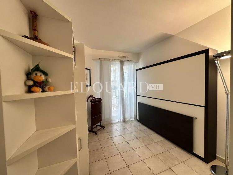 Deux pièces en bon état avec terrasse et belle vue mer, dans prestigieux immeuble face aux plages