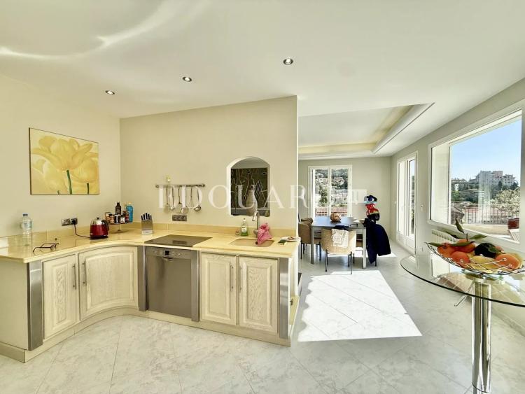 Maison d’exception à vendre à Menton Borrigo avec bassin chauffé, vaste terrasse et belle vue mer panoramique