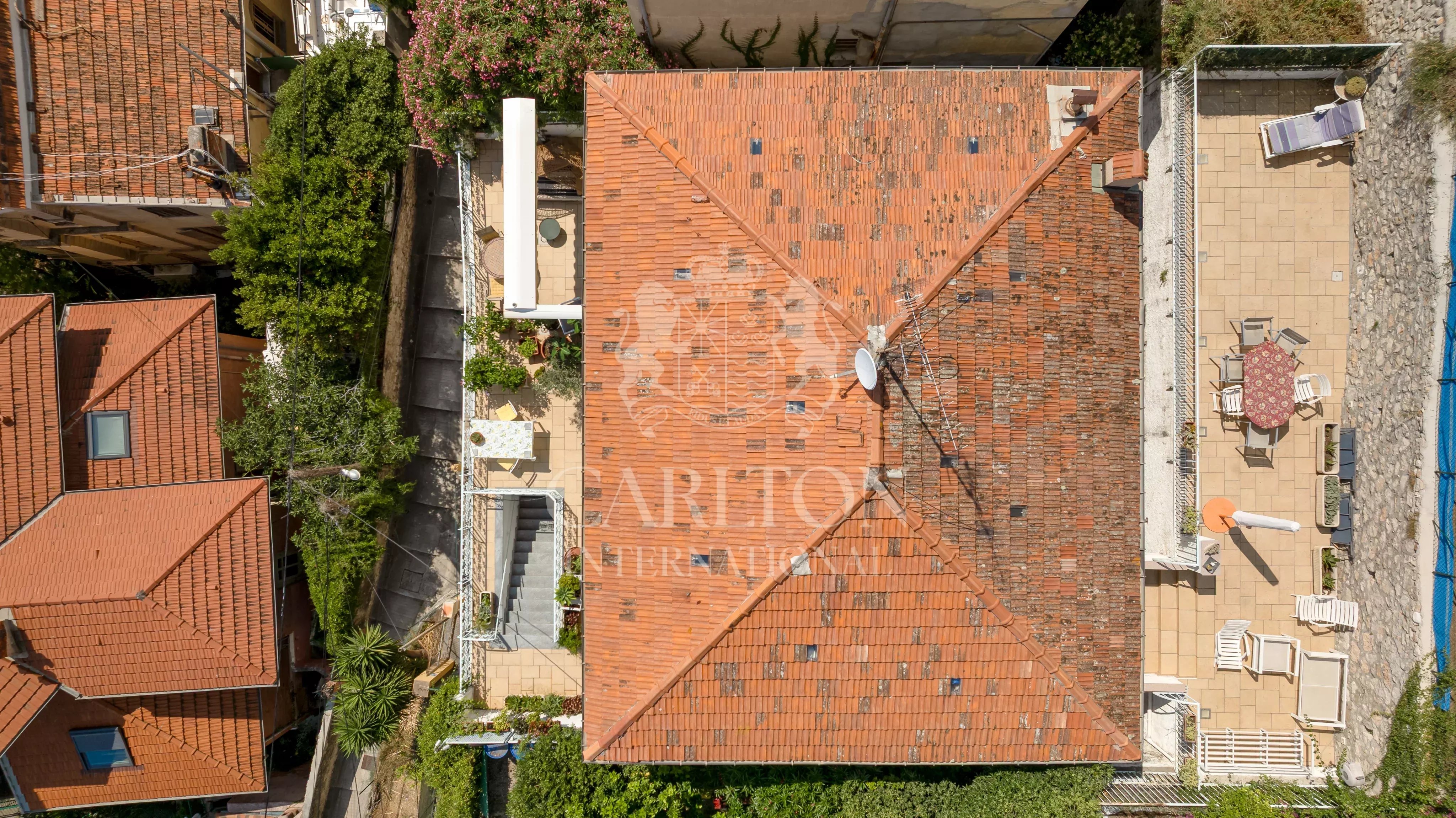 Villa avec vue mer et accès facile au centre-ville - Opportunité d'investissement