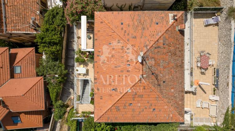 Villa avec vue mer et accès facile au centre-ville - Opportunité d'investissement