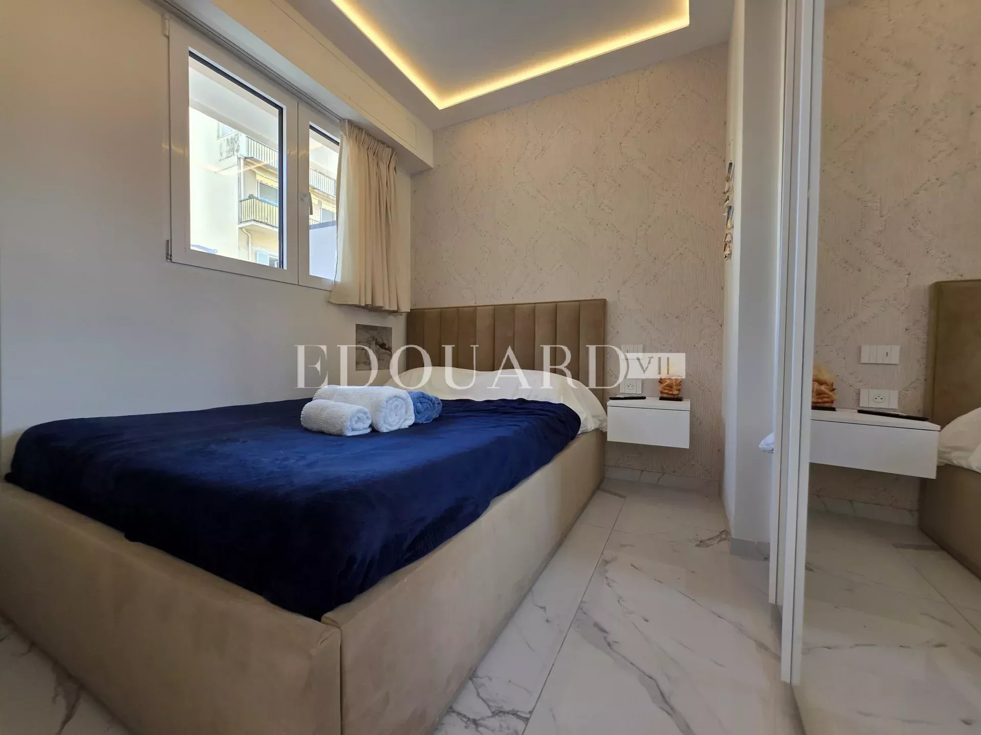 Petit deux pièces en excellent état avec terrasse, dans immeuble contemporain en plein centre de Menton