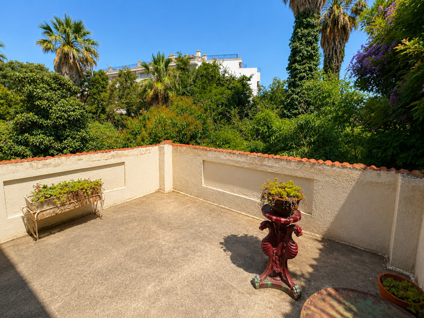Menton – Villa de caractère à rénover avec jardin, quatre chambres et deux garages
