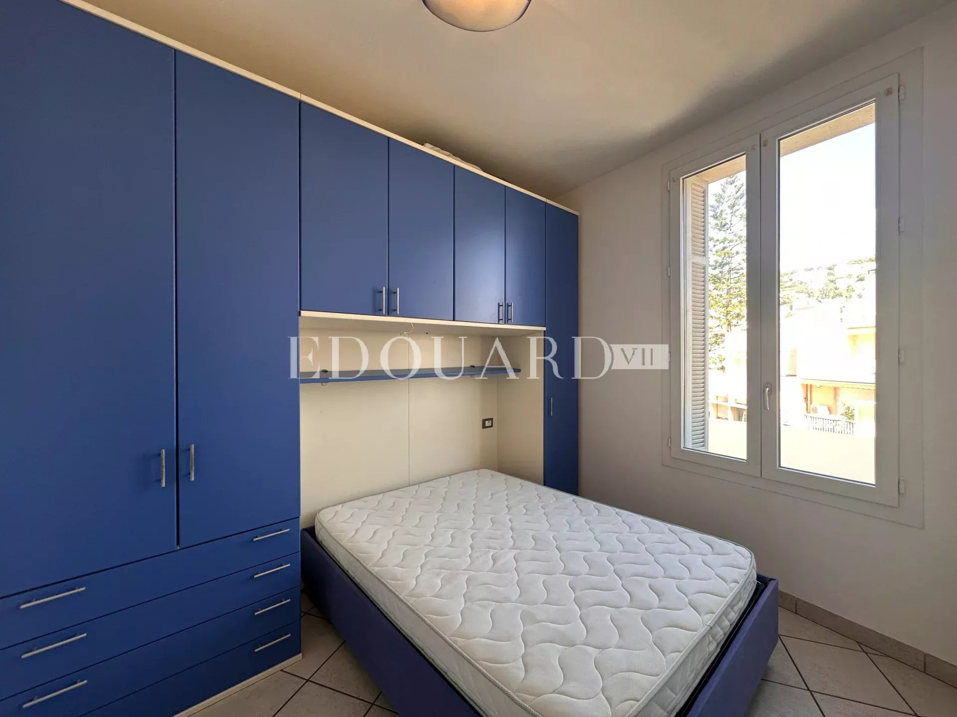 En exclusivité deux pièces en bon état dans magnifique immeuble bourgeois en plein centre de Menton