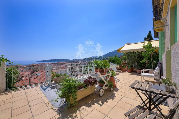 Villa avec vue mer et accès facile au centre-ville - Opportunité d'investissement