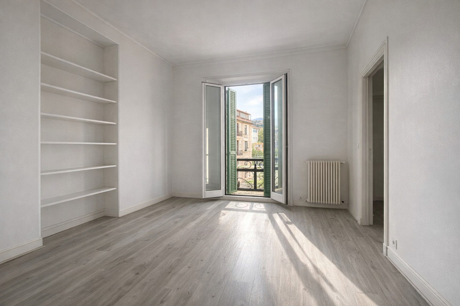 Menton – Cinq pièces de 105,60 m² en dernier étage, trois chambres