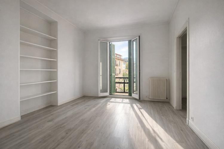 Menton – Cinq pièces de 105,60 m² en dernier étage, trois chambres
