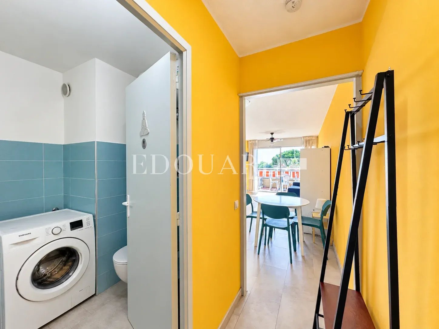 Face au port de plaisance de Menton, en exclusivité studio rénové avec terrasse et agréable vue mer