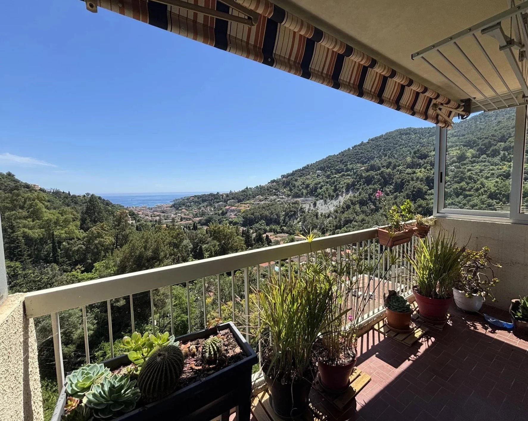Trois pièces en bon état avec jolie terrasse, belle vue panoramique jusqu'à la mer, cave, possibilité garage