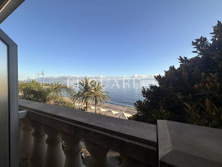 Dans résidence de luxe, deux pièces avec terrasse, balcon, belle vue mer, cave et parking en sous-sol