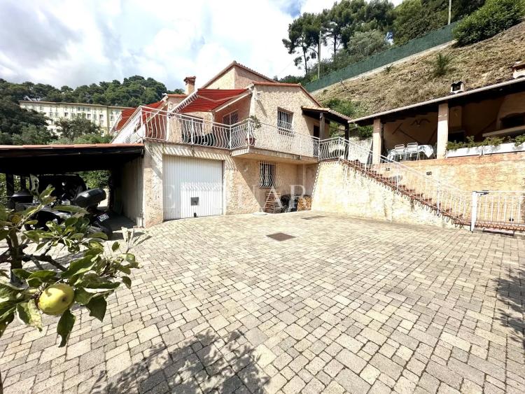 Sur la commune de Gorbio, à vendre maison indépendante avec vaste terrain constructible