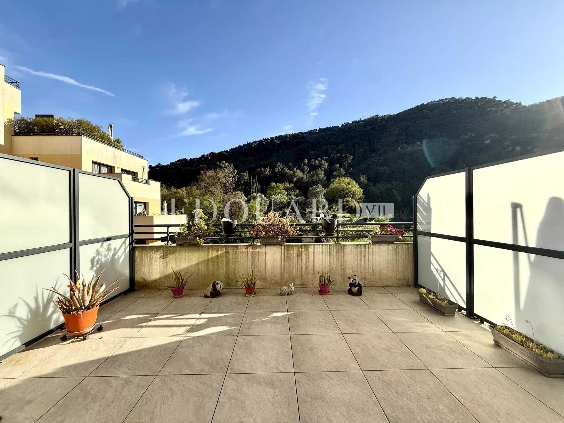 Sur la commune de Gorbio, deux pièces avec grande terrasse dans immeuble moderne avec piscine