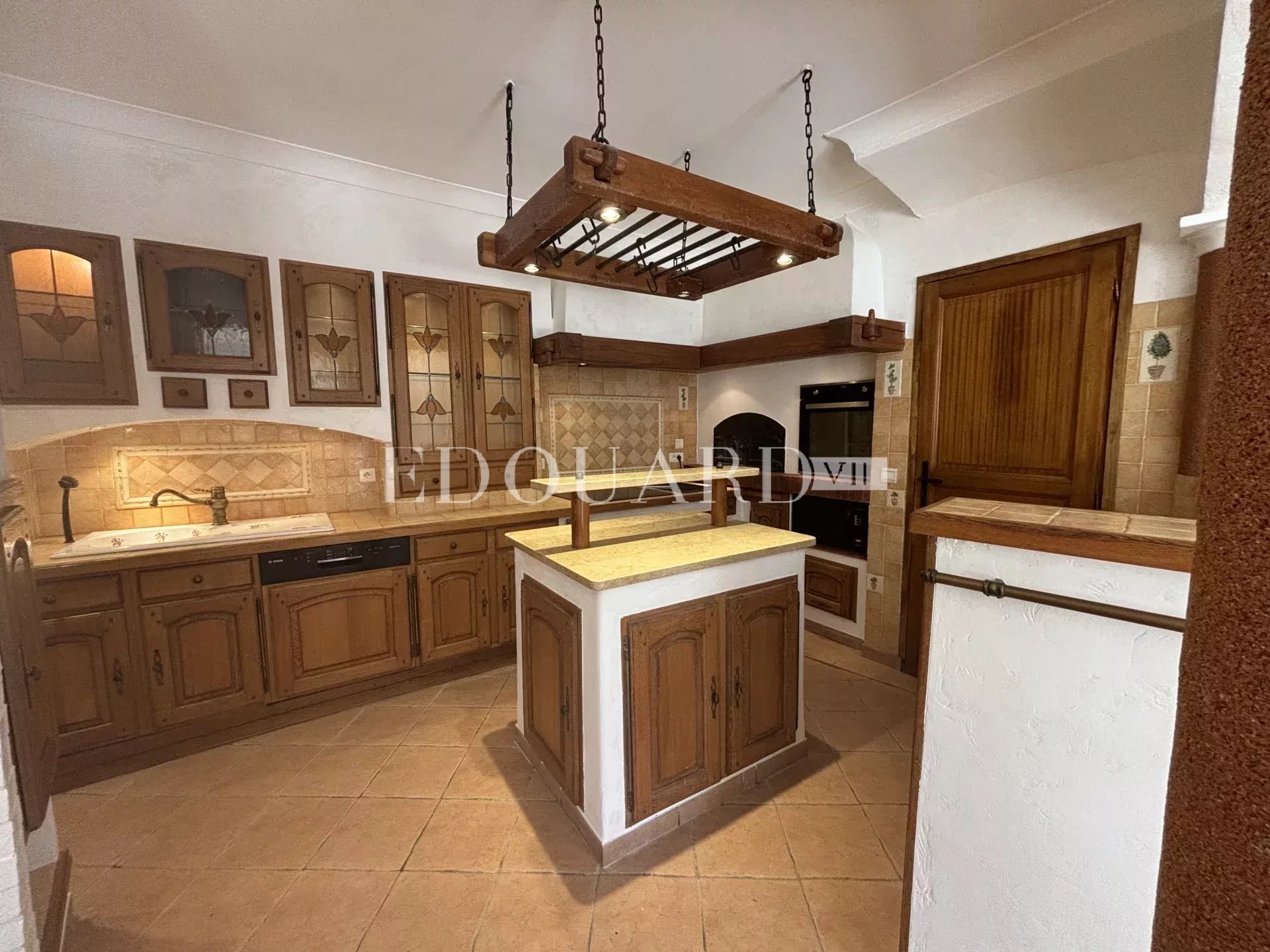 En exclusivité maison provençale à vendre avec appartement indépendante, piscine et grand jardin