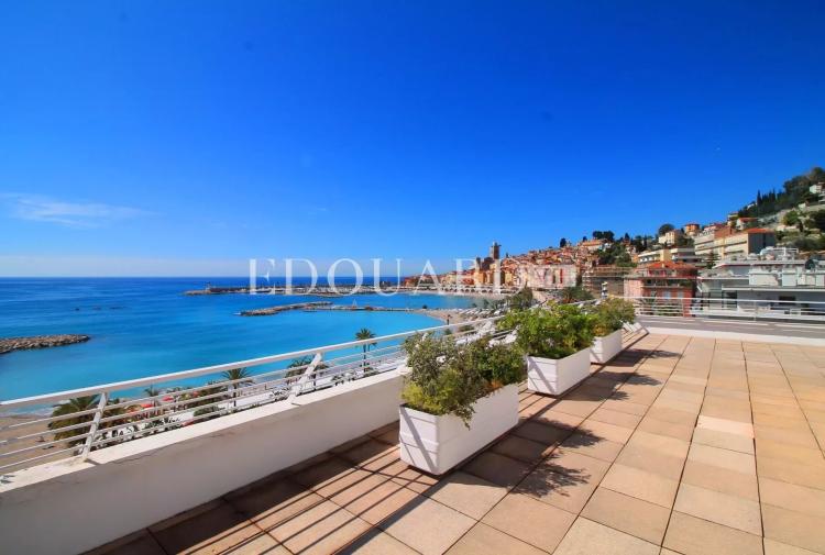En exclusivité trois pièces en excellent état avec grande terrasse, vue mer et parking, face aux Sablettes
