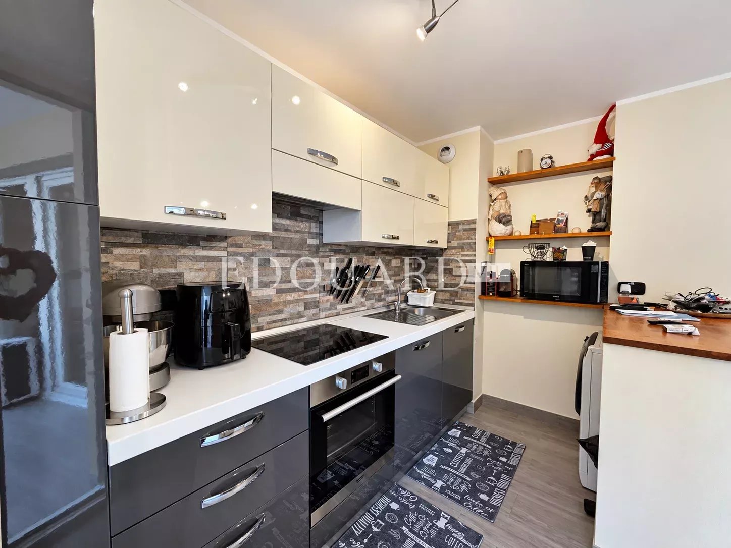 Deux pièces rénové à vendre avec terrasse et cave, au premier étage d’un immeuble moderne