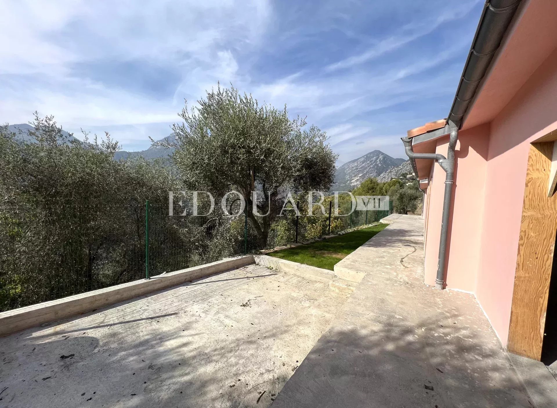 En exclusivité villa en cours de rénovation avec vaste terrain, sur la commune de Castellar