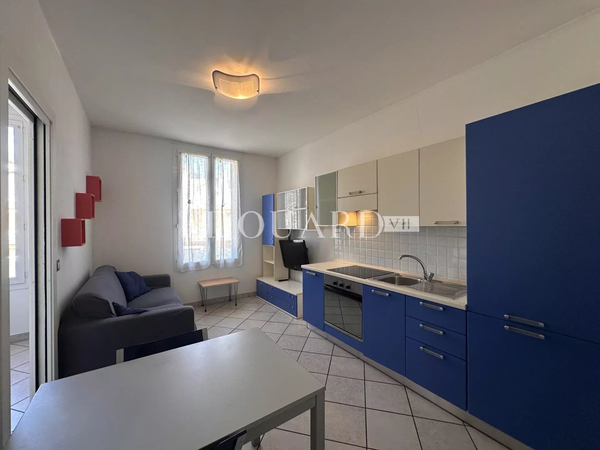 En exclusivité deux pièces en bon état dans magnifique immeuble bourgeois en plein centre de Menton