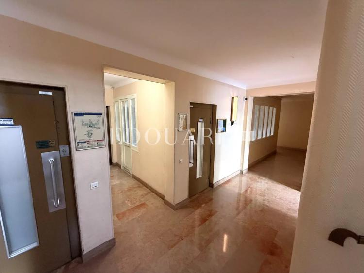 En exclusivité studio en bon état, au deuxième étage d'un immeuble dans le centre de Menton