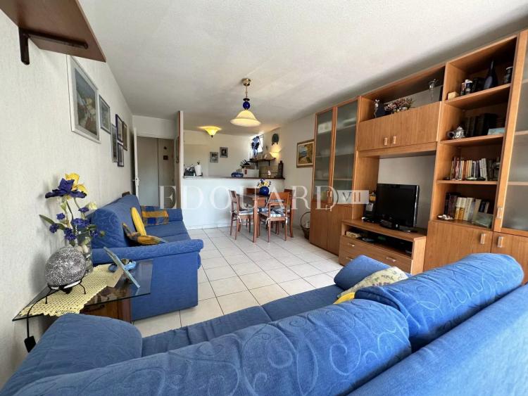 En exclusivité deux pièces en très bon état avec terrasse et cave, au troisième étage d’un immeuble récent