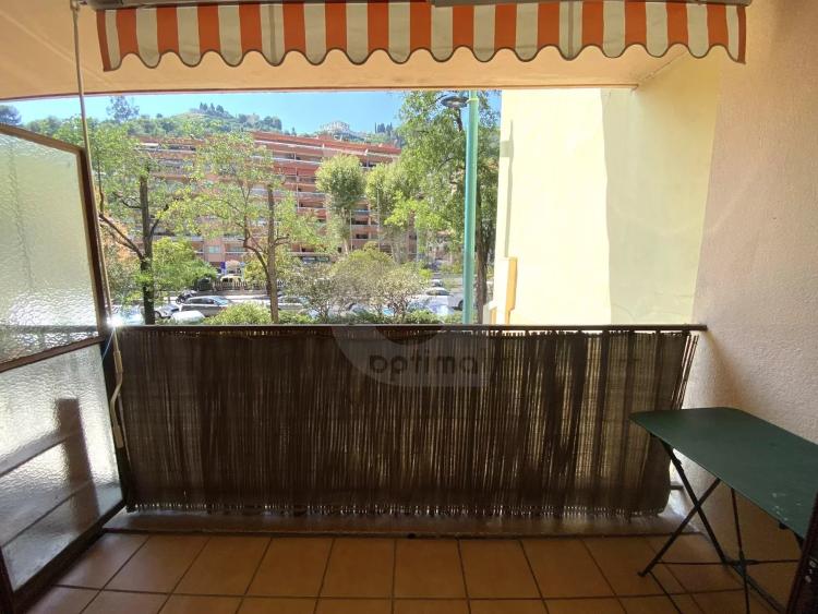 A VENDRE - MENTON CAREÏ - BEAU 3P AVEC CAVE EN BON ETAT TRAVERSANT BALCON TERRASSE ET JARDIN