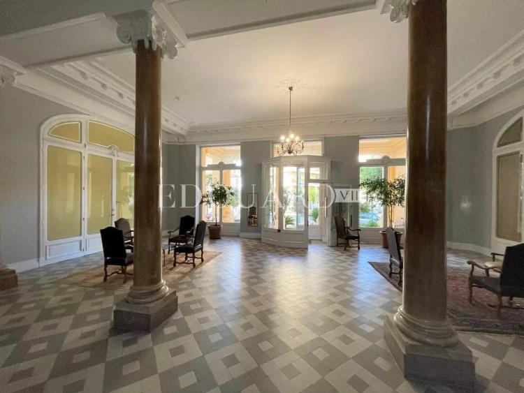 En exclusivité studio avec échappée mer, dans magnifique immeuble bourgeois en plein centre de Menton