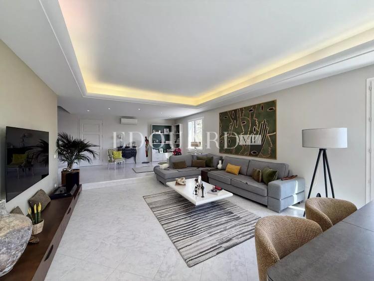 Maison d’exception à vendre à Menton Borrigo avec bassin chauffé, vaste terrasse et belle vue mer panoramique