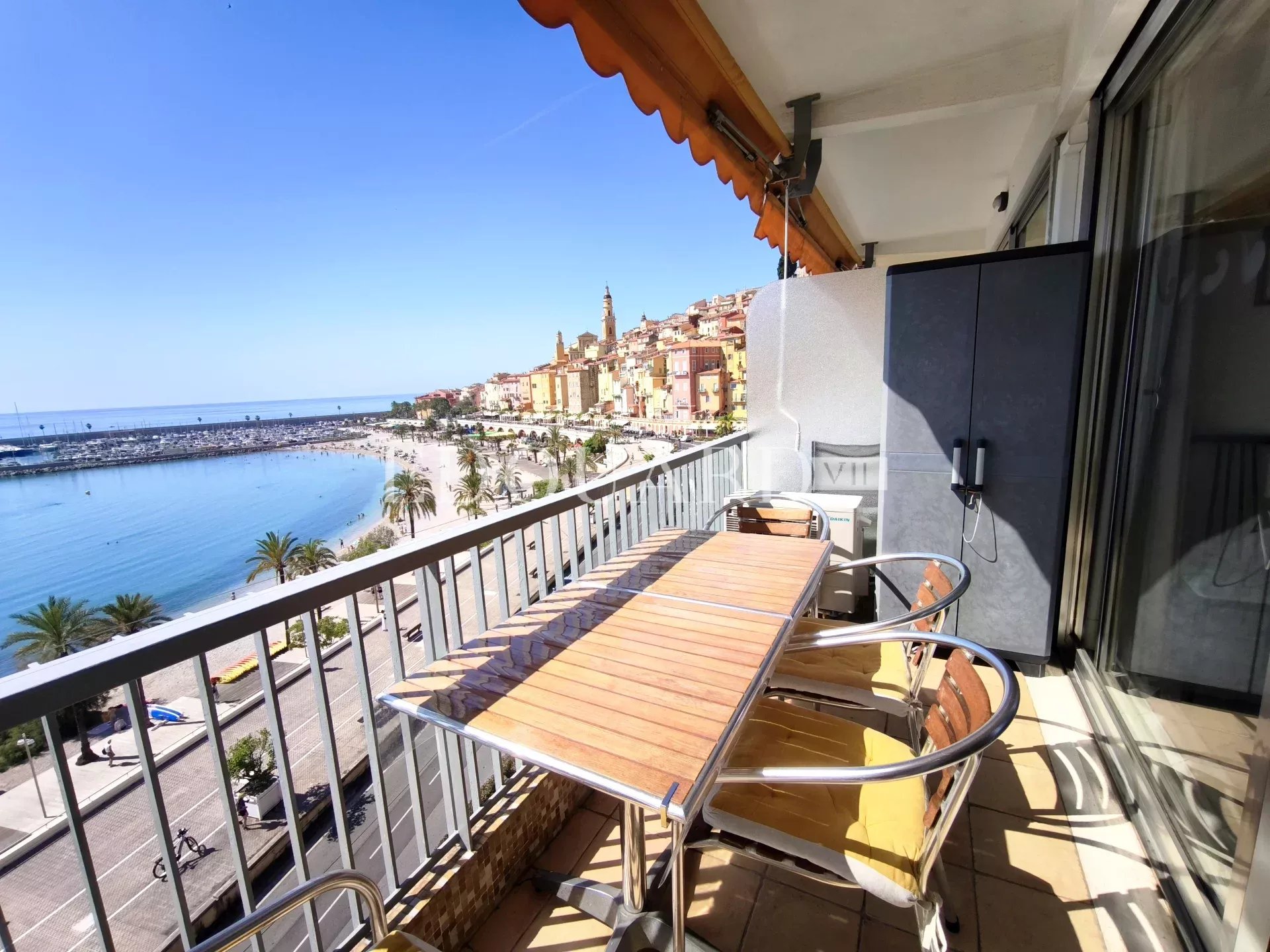 En exclusivité grand studio en dernier étage avec splendide vue mer, idéalement situé face aux plages