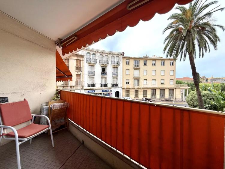 Spacieux deux pièces avec terrasse, au premier étage d’un bel immeuble dans le centre de Menton