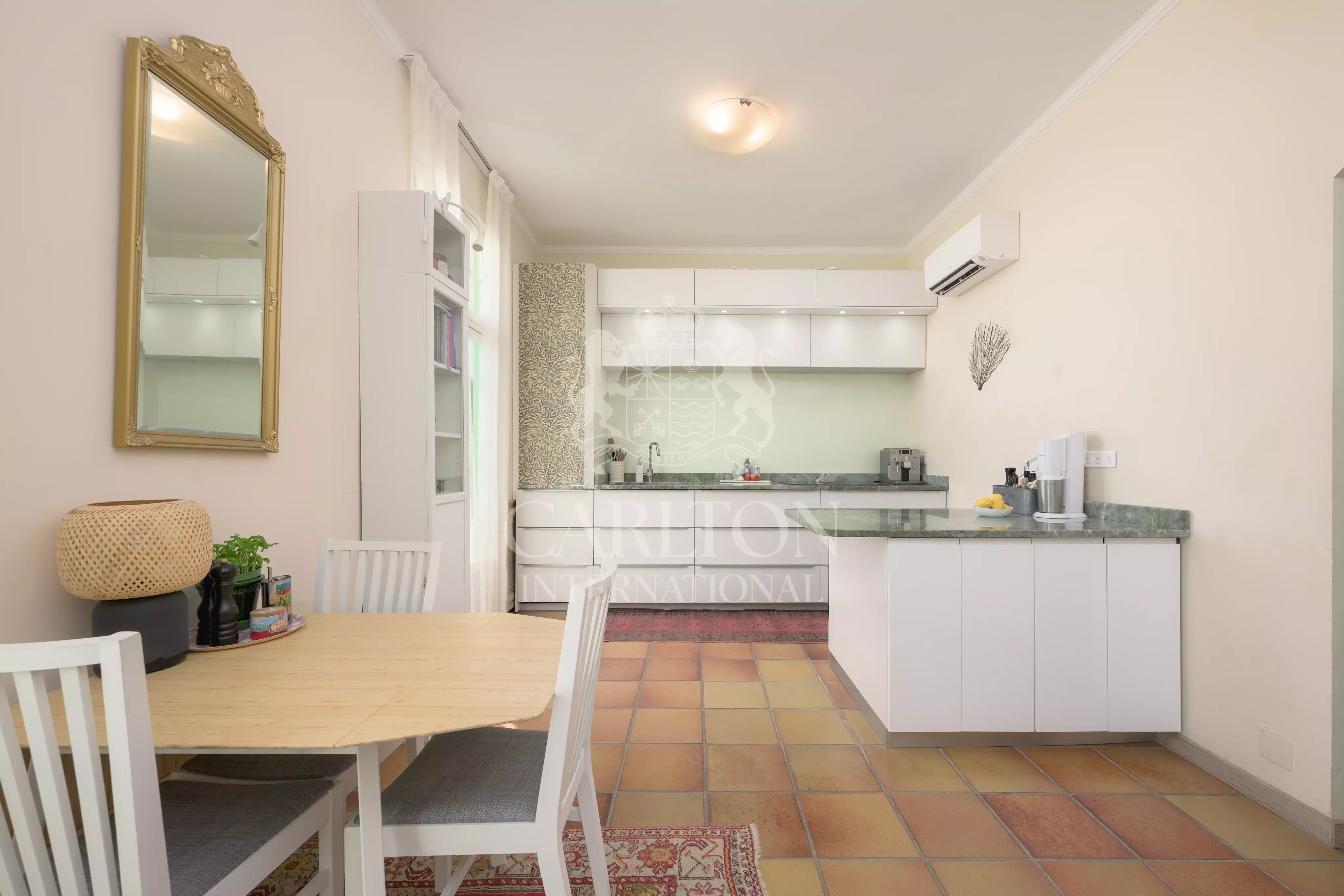 Villa avec vue mer et accès facile au centre-ville - Opportunité d'investissement