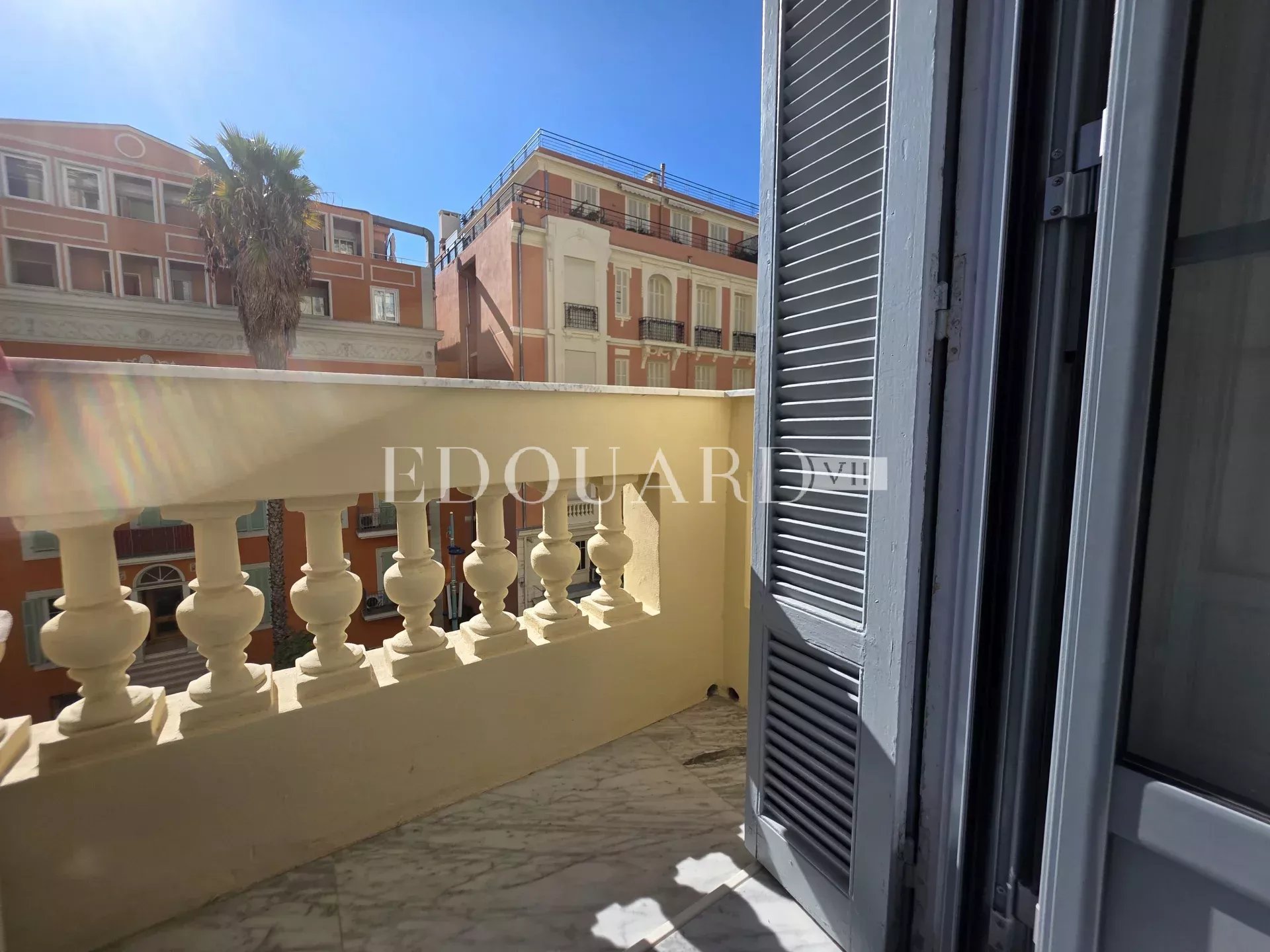 En exclusivité studio en très bon état, dans magnifique immeuble bourgeois avec conciergerie