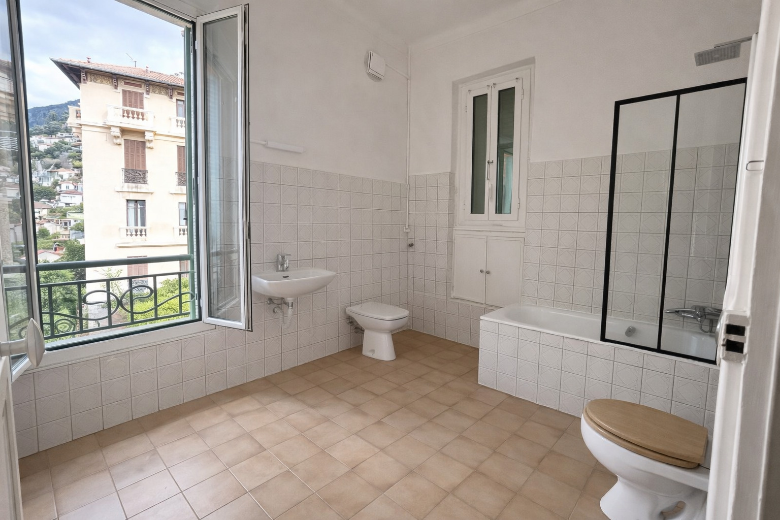 Menton – Cinq pièces de 105,60 m² en dernier étage, trois chambres