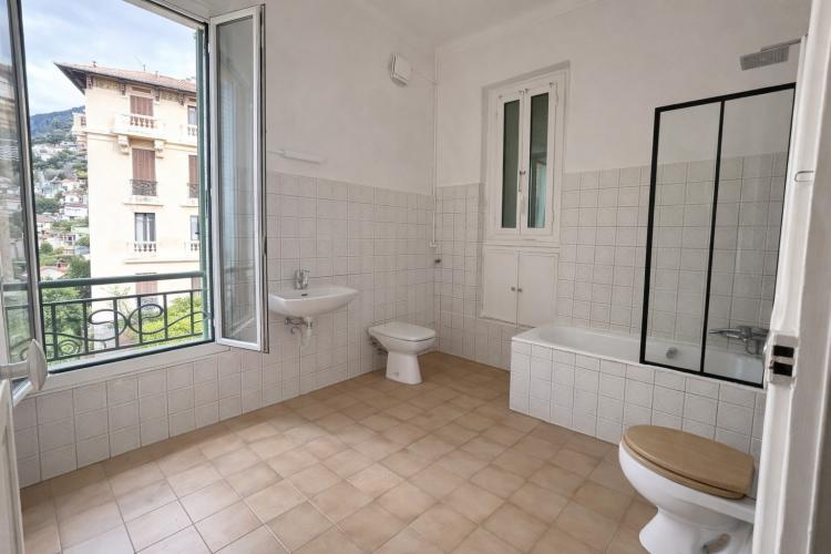 Menton – Cinq pièces de 105,60 m² en dernier étage, trois chambres