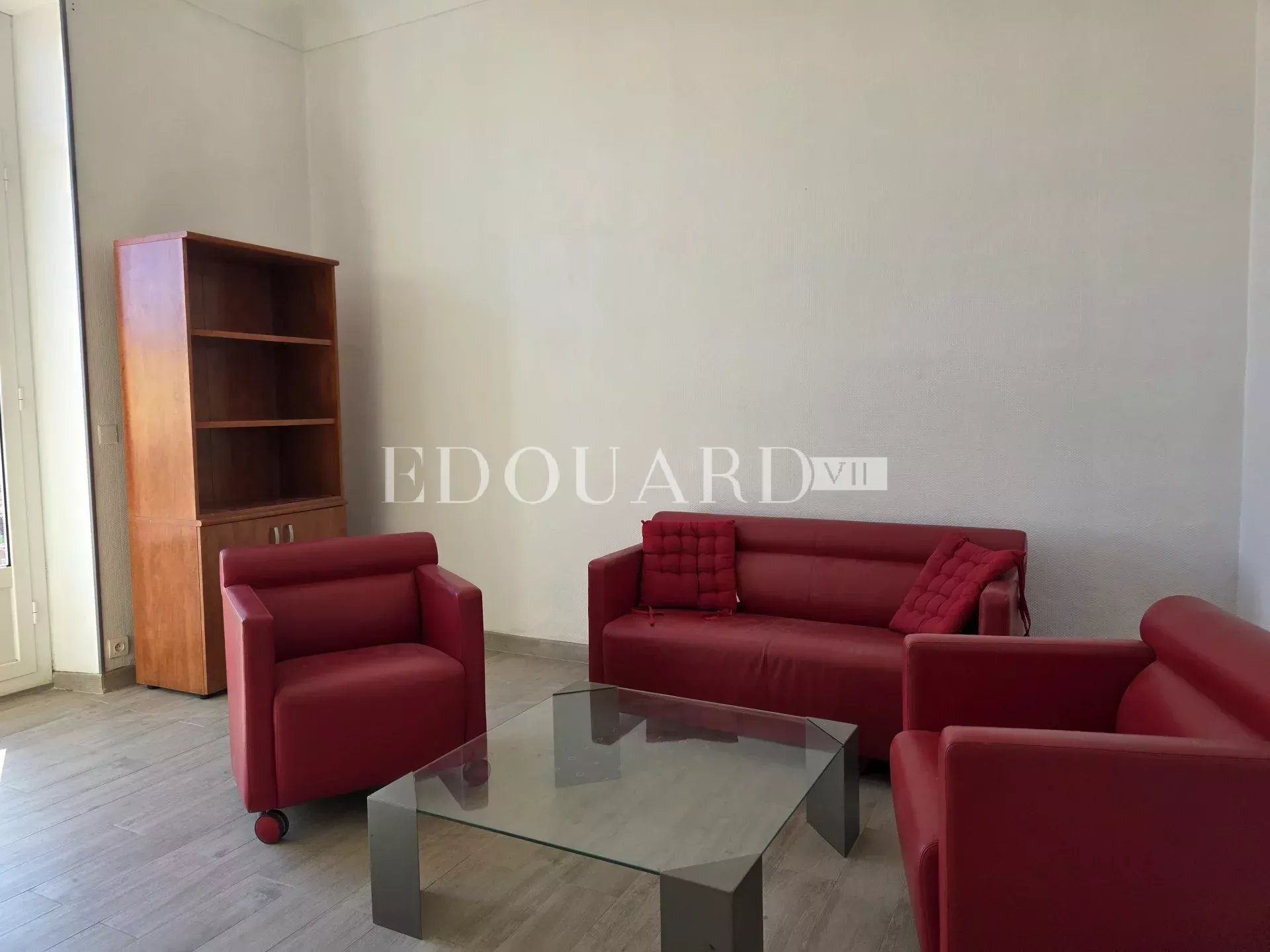 En exclusivité trois pièces à vendre avec splendide terrasse et agréable vue panoramique jusqu’à la mer