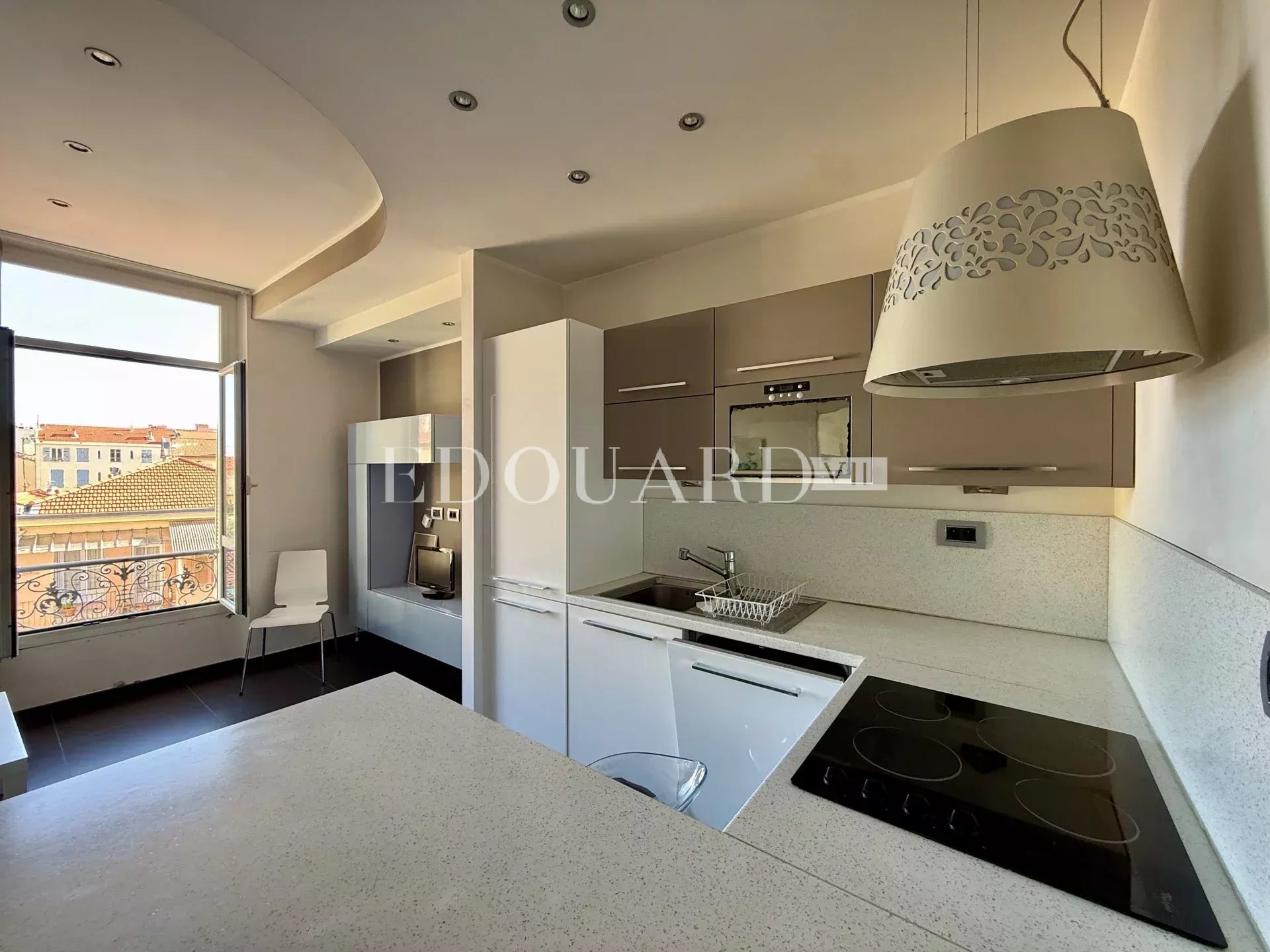 En exclusivité charmant deux pièces à vendre, dans joli immeuble ancien en plein centre de Menton