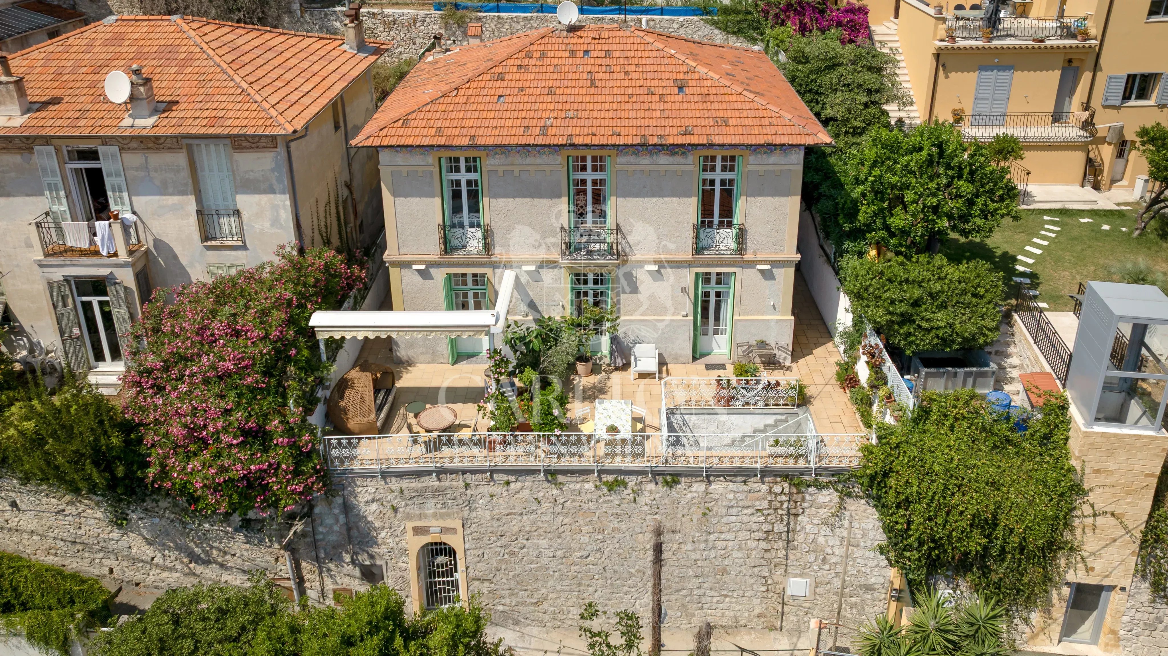 Villa avec vue mer et accès facile au centre-ville - Opportunité d'investissement