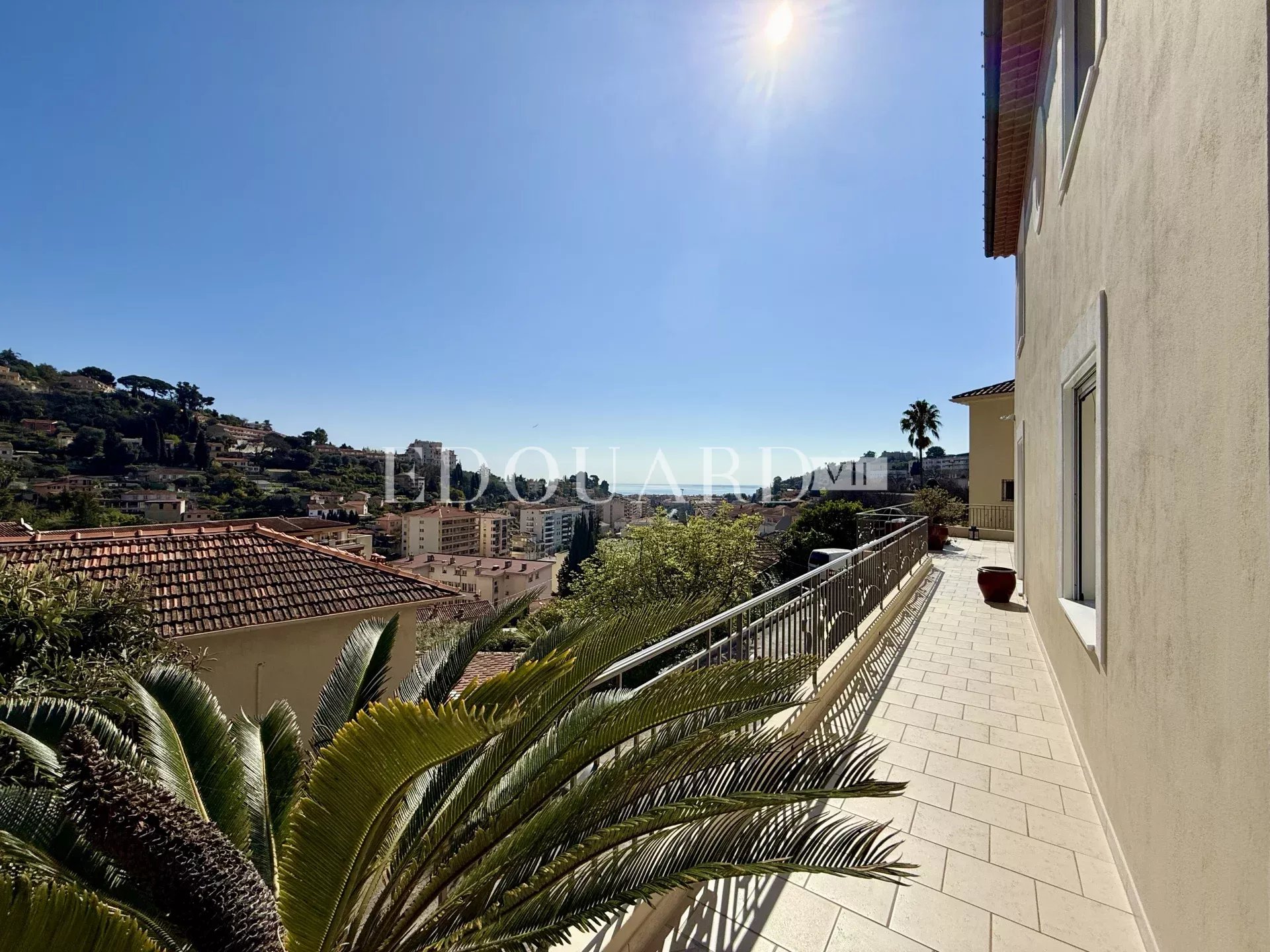 Maison d’exception à vendre à Menton Borrigo avec bassin chauffé, vaste terrasse et belle vue mer panoramique