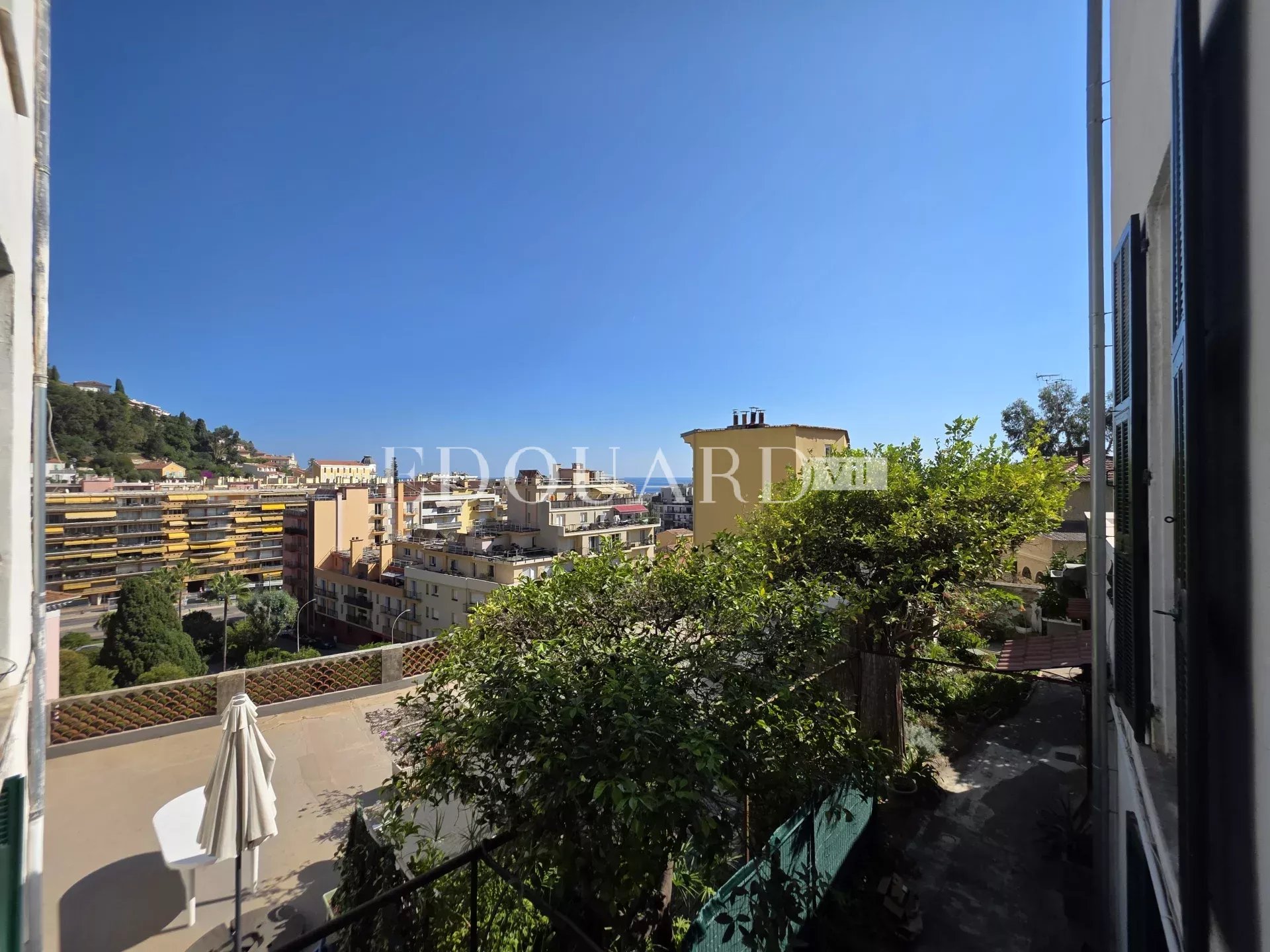 En exclusivité trois pièces à vendre avec splendide terrasse et agréable vue panoramique jusqu’à la mer