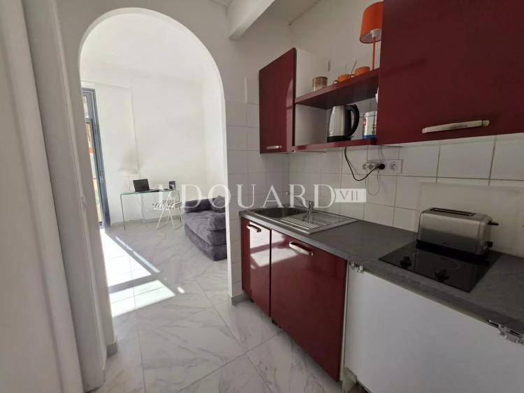 En exclusivité studio en très bon état, dans magnifique immeuble bourgeois avec conciergerie