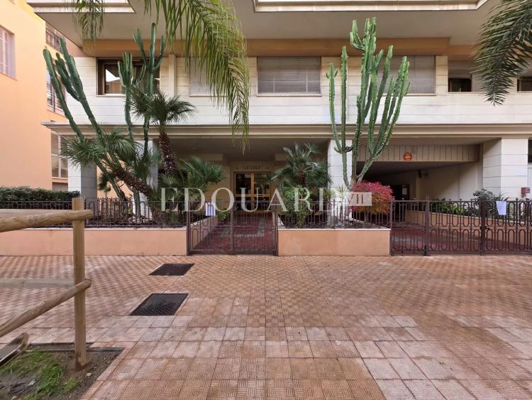 En exclusivité deux pièces en bon état, au premier étage d'un immeuble de standing dans le centre de Menton