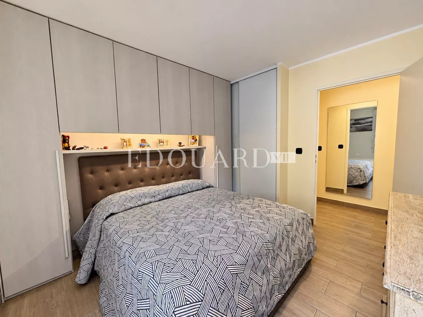 Deux pièces rénové à vendre avec terrasse et cave, au premier étage d’un immeuble moderne