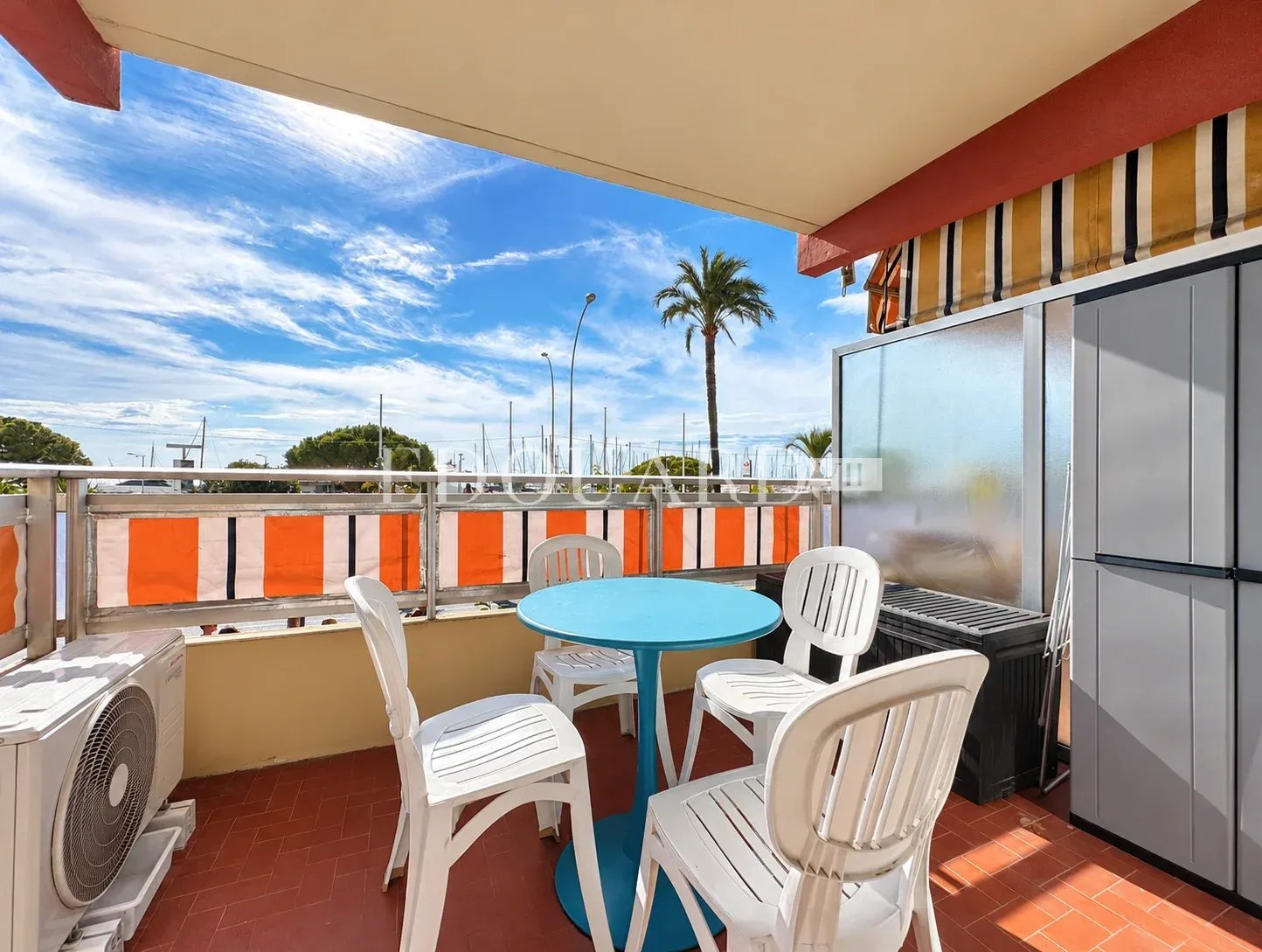 Face au port de plaisance de Menton, en exclusivité studio rénové avec terrasse et agréable vue mer