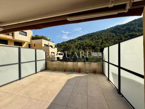 Sur la commune de Gorbio, deux pièces avec grande terrasse dans immeuble moderne avec piscine